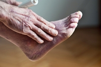 How Reduced Blood Flow Impacts the Feet in Older Adults